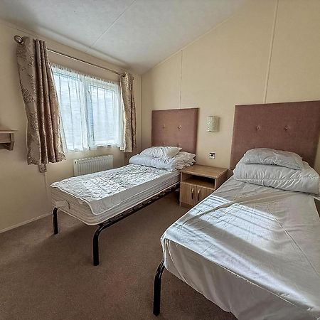 Luxury Lodge At Suffolk Sands Holiday Park Ref 45009Mv Felixstowe Kültér fotó