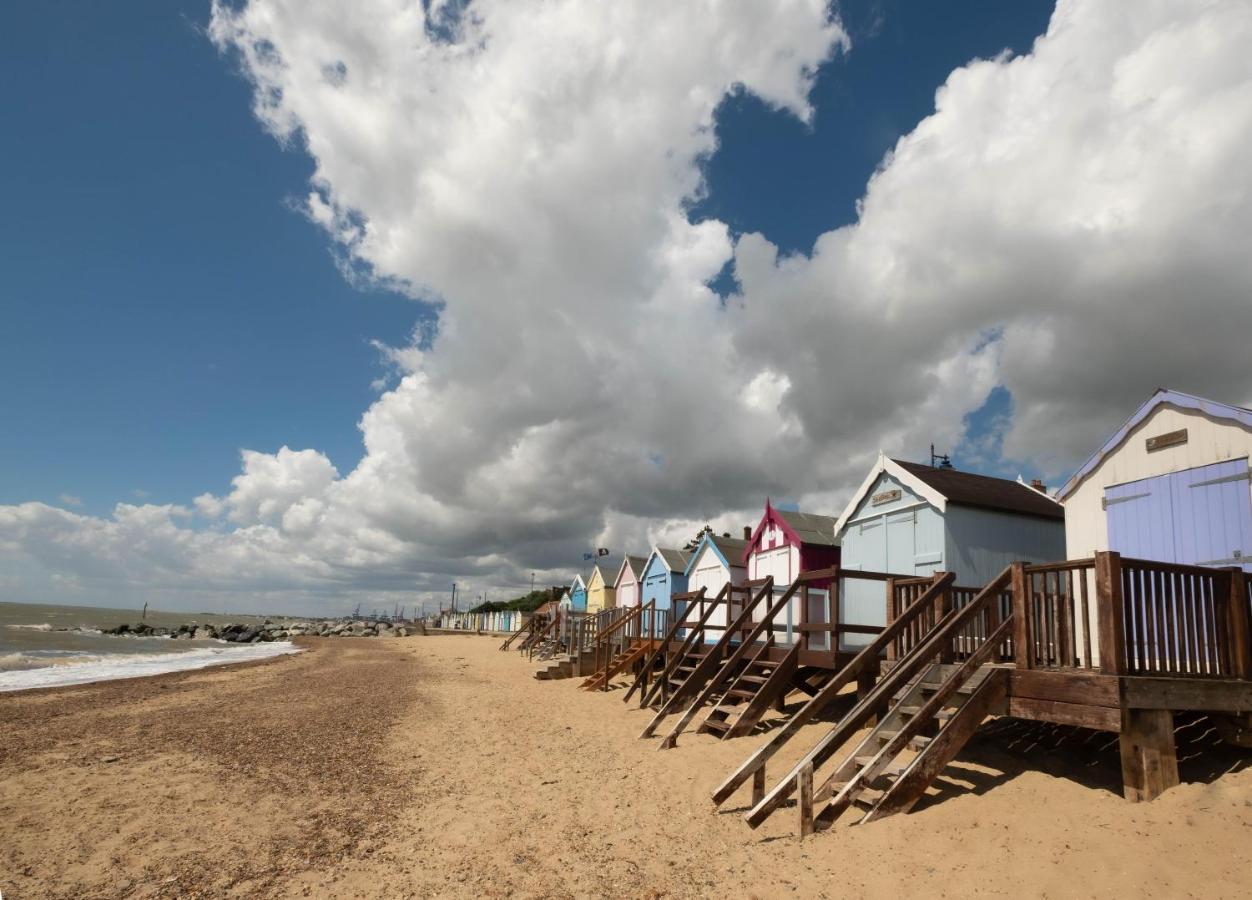 Luxury Lodge At Suffolk Sands Holiday Park Ref 45009Mv Felixstowe Kültér fotó