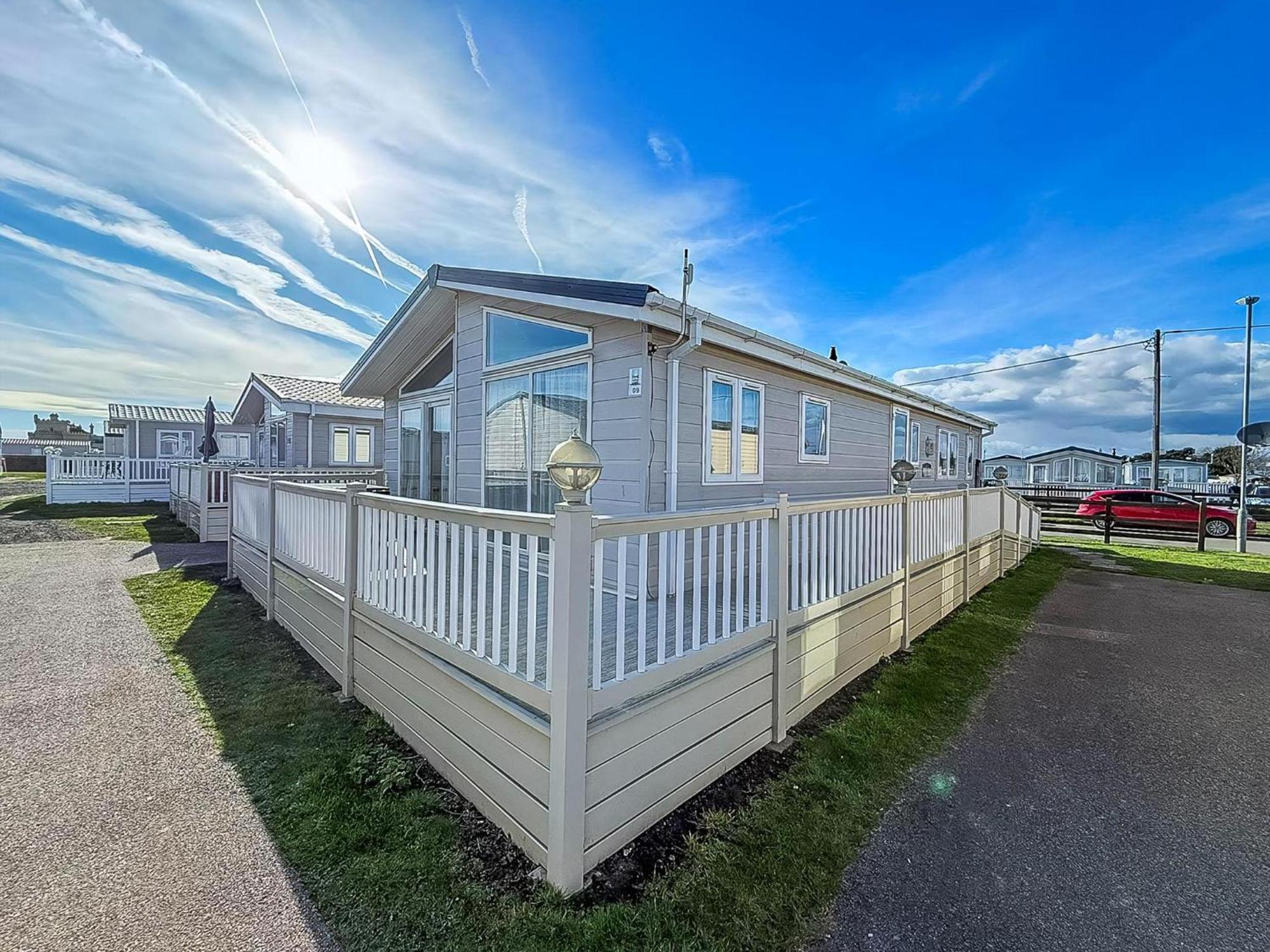 Luxury Lodge At Suffolk Sands Holiday Park Ref 45009Mv Felixstowe Kültér fotó